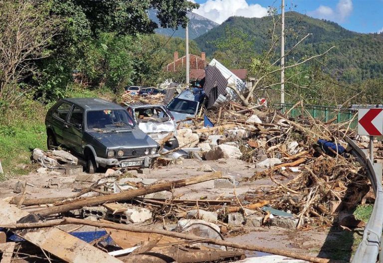 Poplave – Najmanje 21 osoba poginula, traga se za nestalim