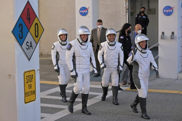 Vratili se iz svemira nakon osam mjeseci. Jedan astronaut zadržan u bolnici