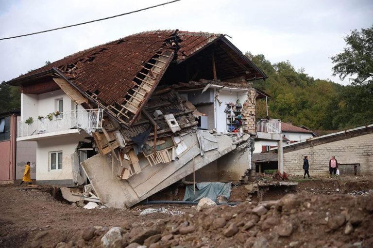 U više od 10 sela pomoć još nije došla zbog ogromnih šteta na putevima