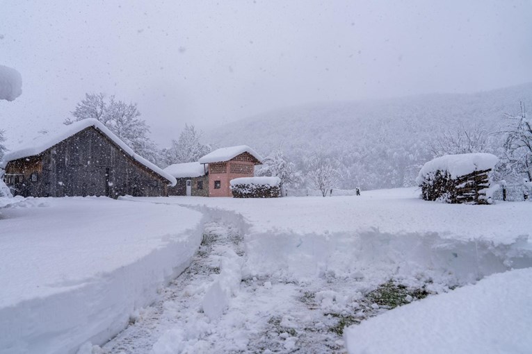 FOTO Snijeg zatrpao Gospić