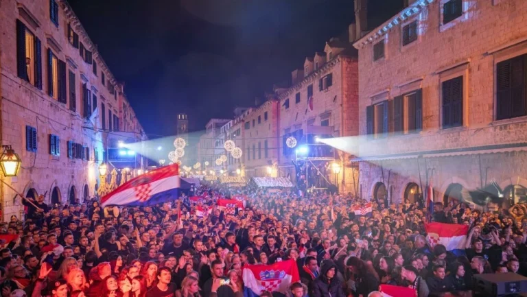 Thompsonov spektakl u Dubrovniku – zapjevao u čast branitelja