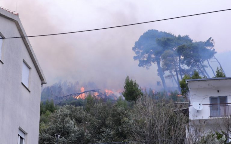 SPLIT Požar na Žrnovnici: Kanader vraćen zbog jakog vjetra