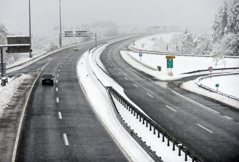 PROBLEMI ZBOG SNIJEGA Autocesta A1 otvorena, pojedine ceste u Hrvatskoj su još zatvorene