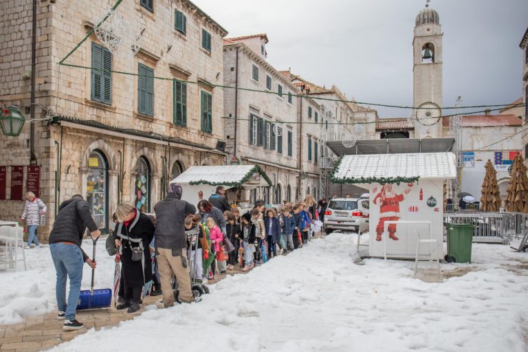 NEVRIJEME U DUBROVNIKU Bijeli Advent na Stradunu