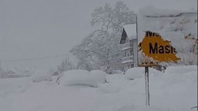 U Kotor Varošu proglašeno stanje elementarne nepogode – palo preko metar snijega