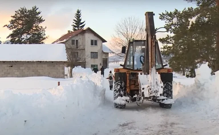 Stanovnici nakon četiri dana dočekali pomoć, brojna mjesta dobila vodu i struju