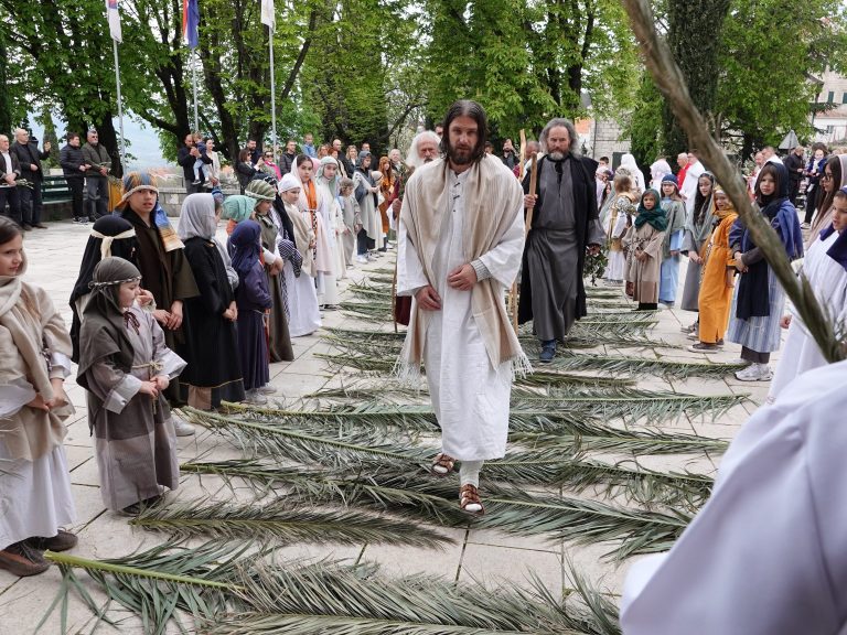 Tisuće vjernika u Imotskom na Cvjetnicu: Procesija, žive slike Muke i nova korizmena pjesma