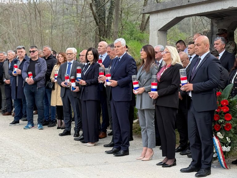 Izaslanstvo HNS-a BiH predvođeno predsjednikom Čovićem u Trusini nazočilo 32. obljetnici stradanja Hrvata