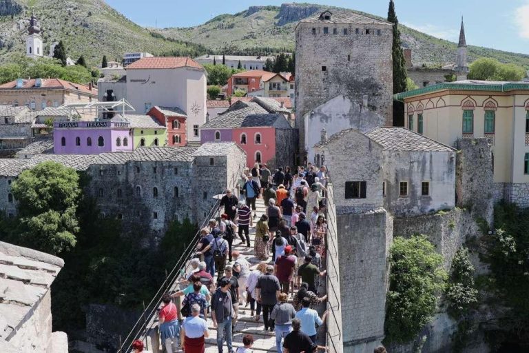 Ekipa RTV Herceg-Bosne napadnuta na Starom mostu u Mostaru