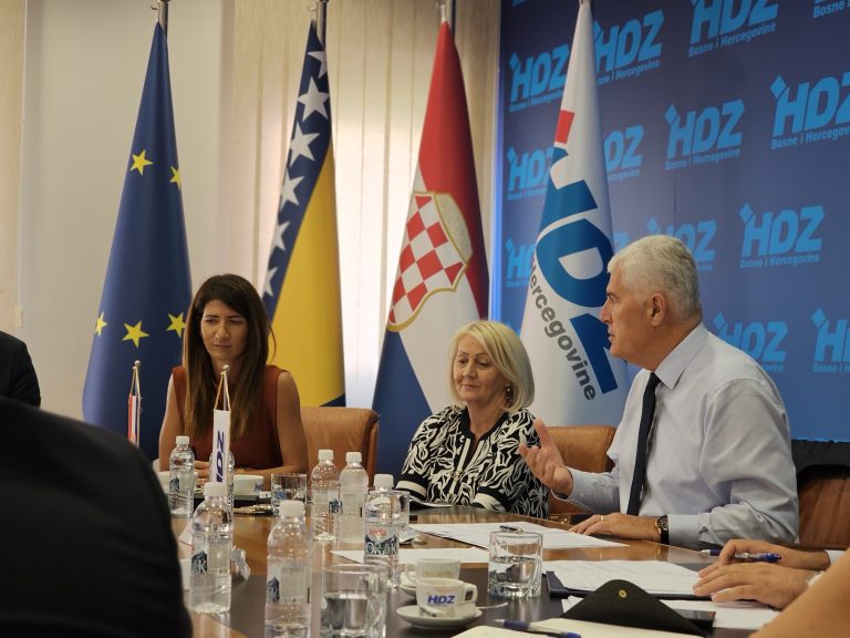 Predsjedništvo HDZ-a BiH: snažno osuđujemo napade na hrvatski narod u Bosni i Hercegovini; sigurnosna situacija u BiH mora biti žurno stabilizirana