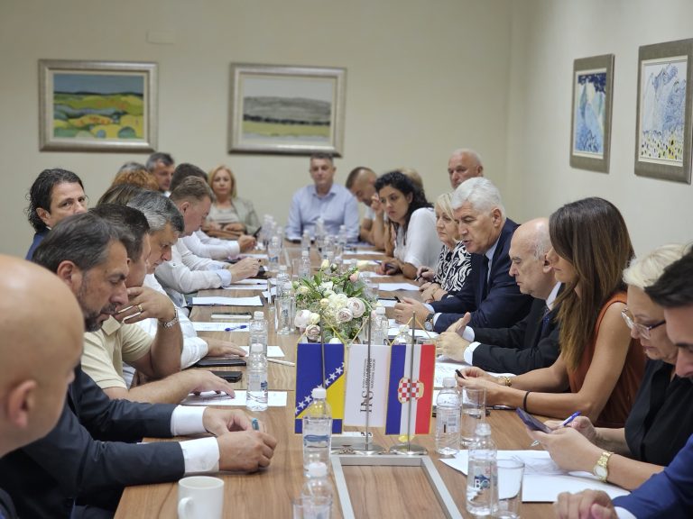 Predsjedništvo HNS-a BiH raspravljalo o aktualnoj političkoj situaciji, napadima na hrvatski narod te statusu hrvatskoga jezika na 19. redovitoj sjednici