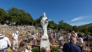 Na Brdu ukazanja počela Devetnica Kraljici Mira za 45. obljetnicu Gospinih ukazanja