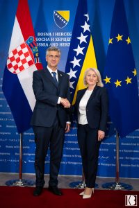 Predsjedateljica Vijeća ministara BiH Borjana Krišto i predsjednik Vlade Republike Hrvatske Andrej Plenković potpisali Ugovor o graničnim prijelazima   