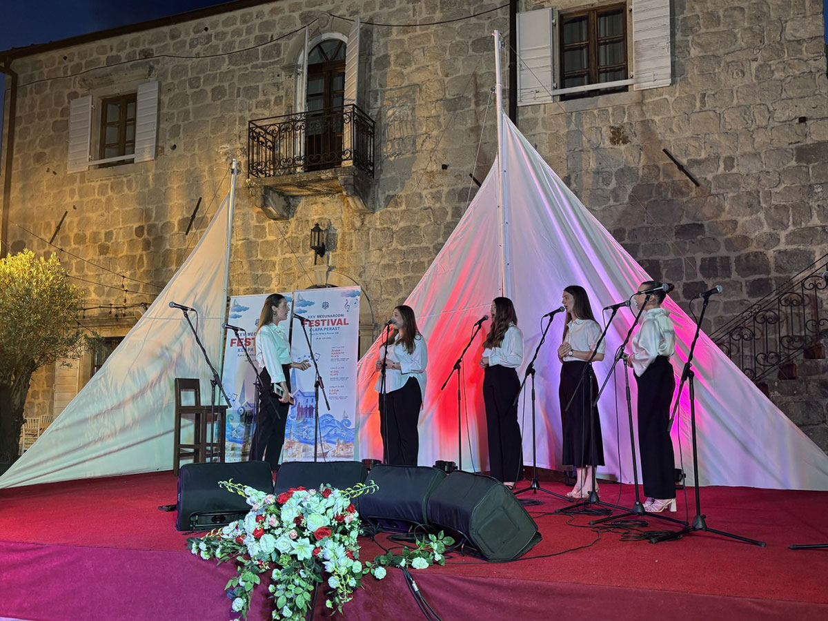 Klapa Rozeta osvojila nagradu za najbolju debitantsku klapu na međunarodnom festivalu u Perastu