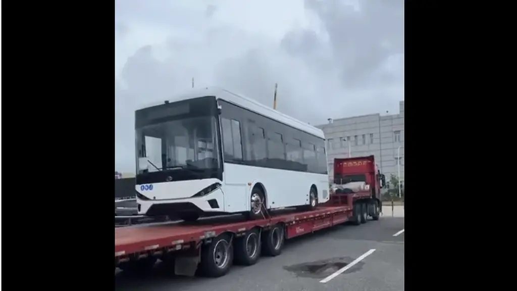 Prvi u BiH: Električni autobus na putu prema garaži Livno Busa